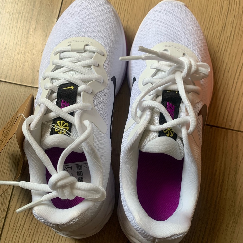 Nike Women's White and Black Sneakers - Picture 4 of 5